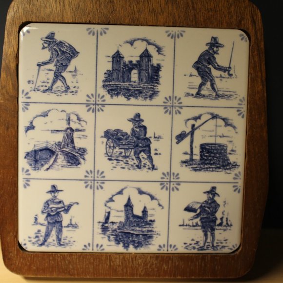 Vintage delft blue ceramic tile and wood cutting board - Picture 2 of 6